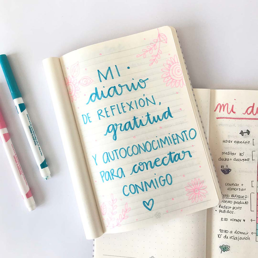 Un cuaderno sobre el cual se lee "Mi diario de reflexión, gratitud y autoconocimiento para conectar conmigo.